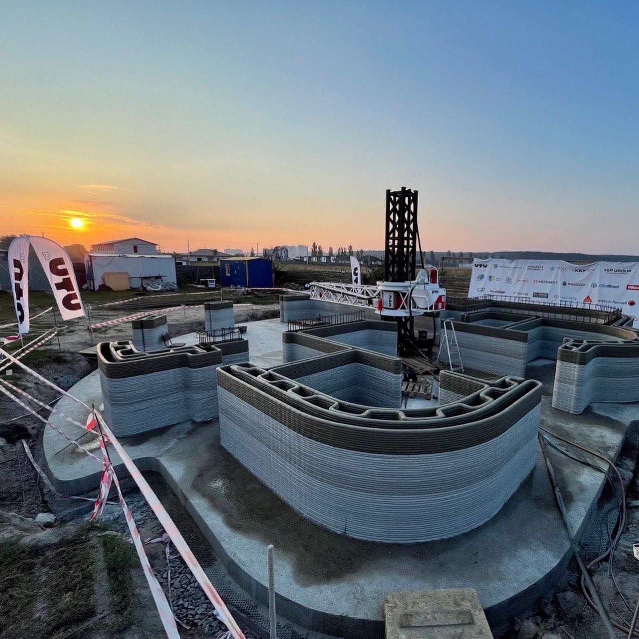 Перший в Україні. Родині полеглого воїна подарували будинок, надрукований на 3D-принтері